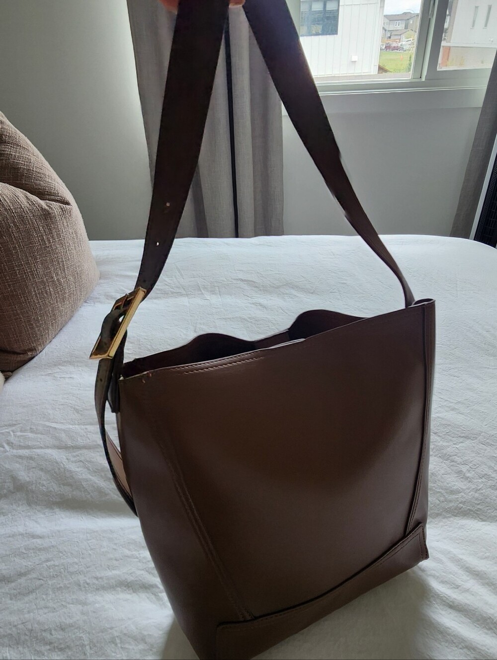 Zara Brown Smooth Leather Bucket Shoulder Bag with Gold Accent - Picture 2 of 3